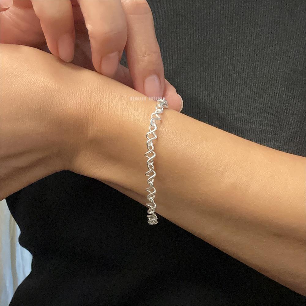 Pulsera Minimalista de Torsión Geométrica en Plata de Ley 925 con Baño de Oro