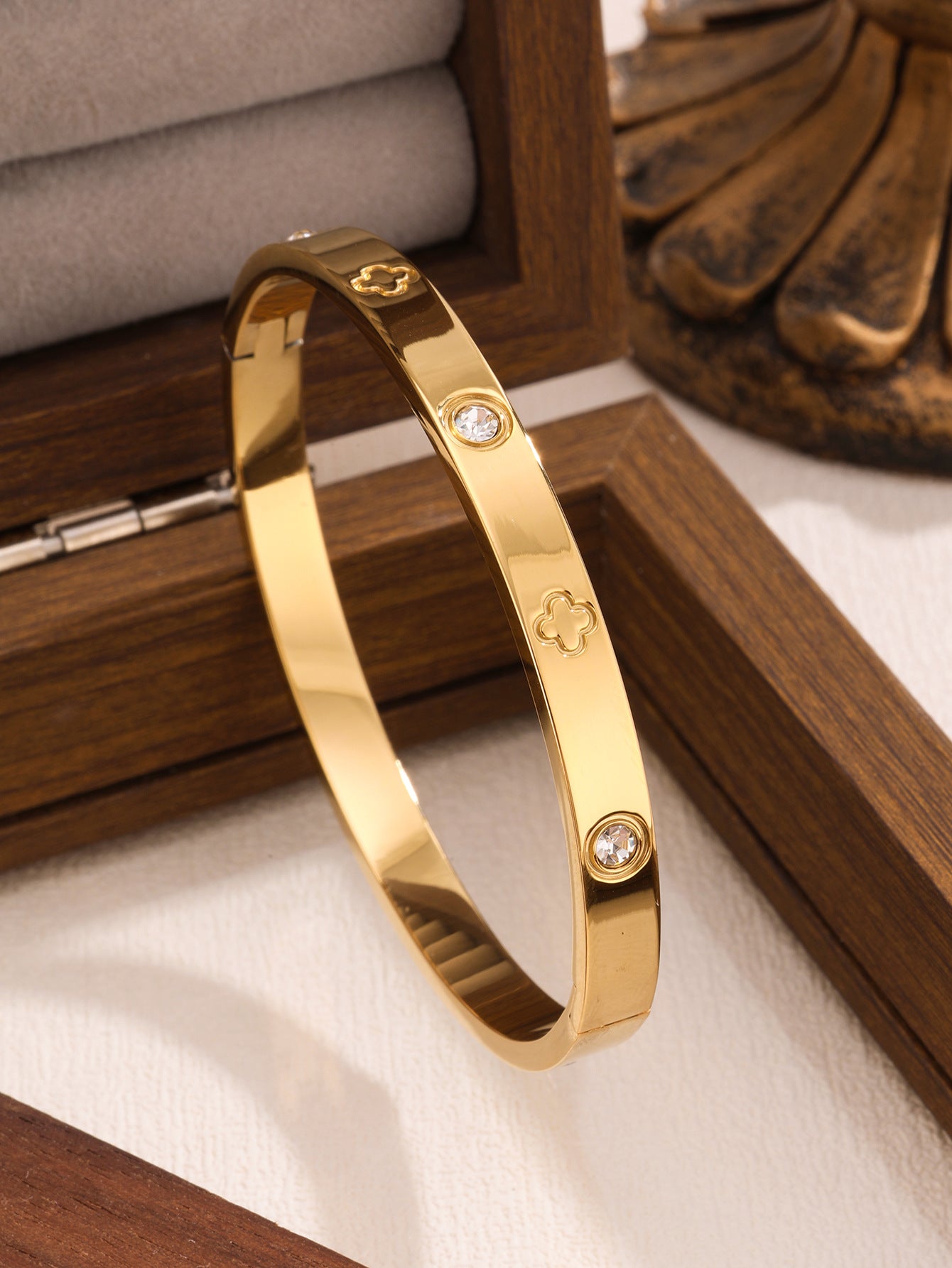 Juego de pulseras de acero inoxidable con trébol de cuatro hojas, incrustaciones de diamantes de imitación y chapado en oro al vacío de 18 quilates, estilo minimalista y a la moda
