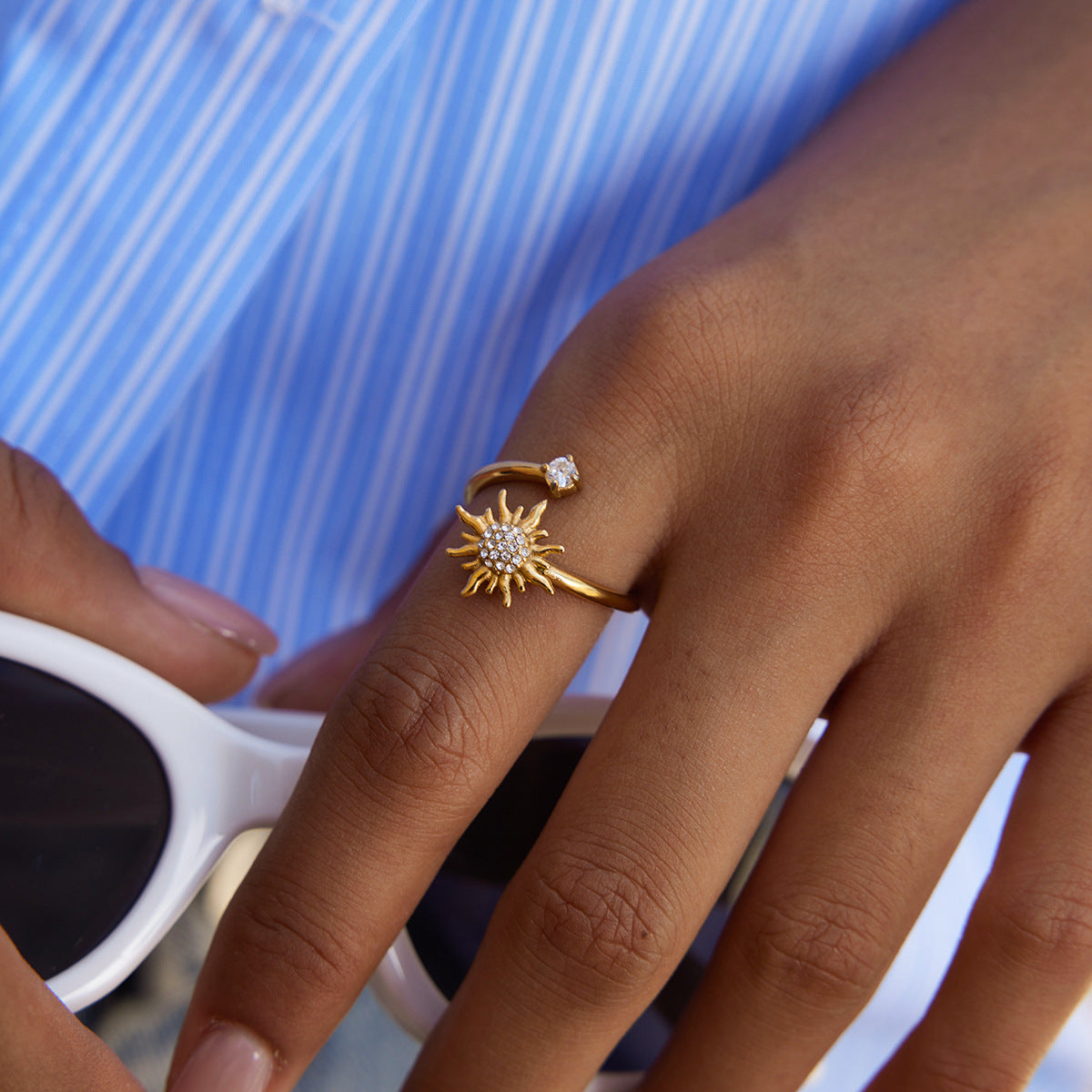 Anello da donna in acciaio al titanio placcato con motivo a sole geometrico e zirconi
