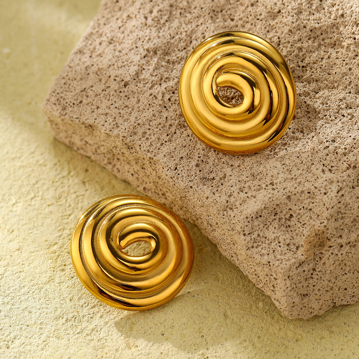 Aretes de tuerca circulares huecos de acero de titanio con rosca a la moda para mujer con acabado chapado