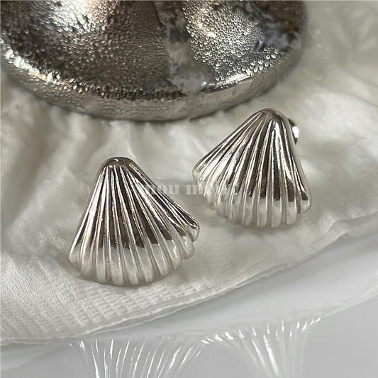 Pendientes de tuerca de plata de ley 925 con forma de gota de agua, incrustaciones de perlas y motivo de concha, diseño dulce y minimalista