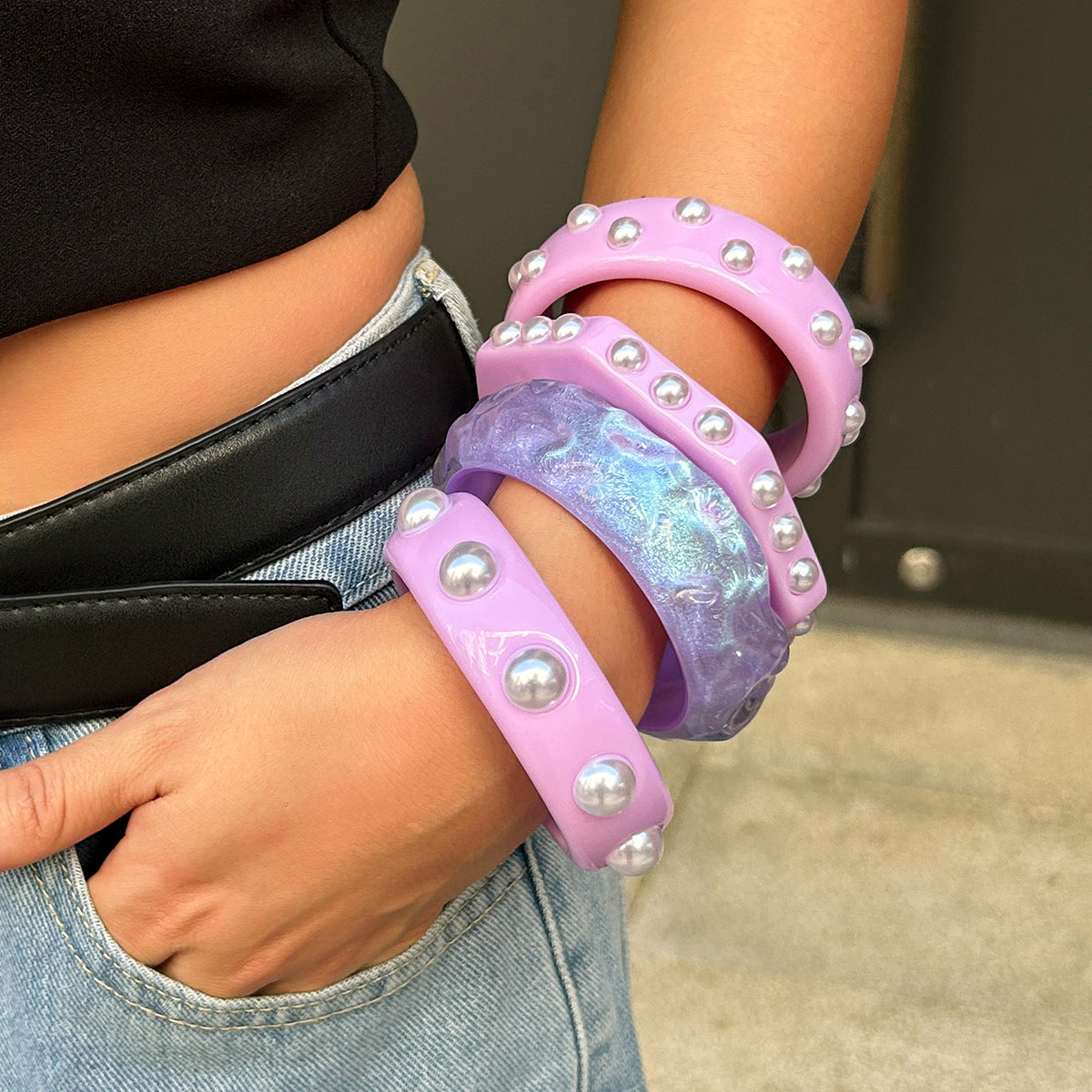 Pulsera ancha tipo brazalete de resina con efecto perla irregular estilo Ins, con polvo brillante y detalles de lunares