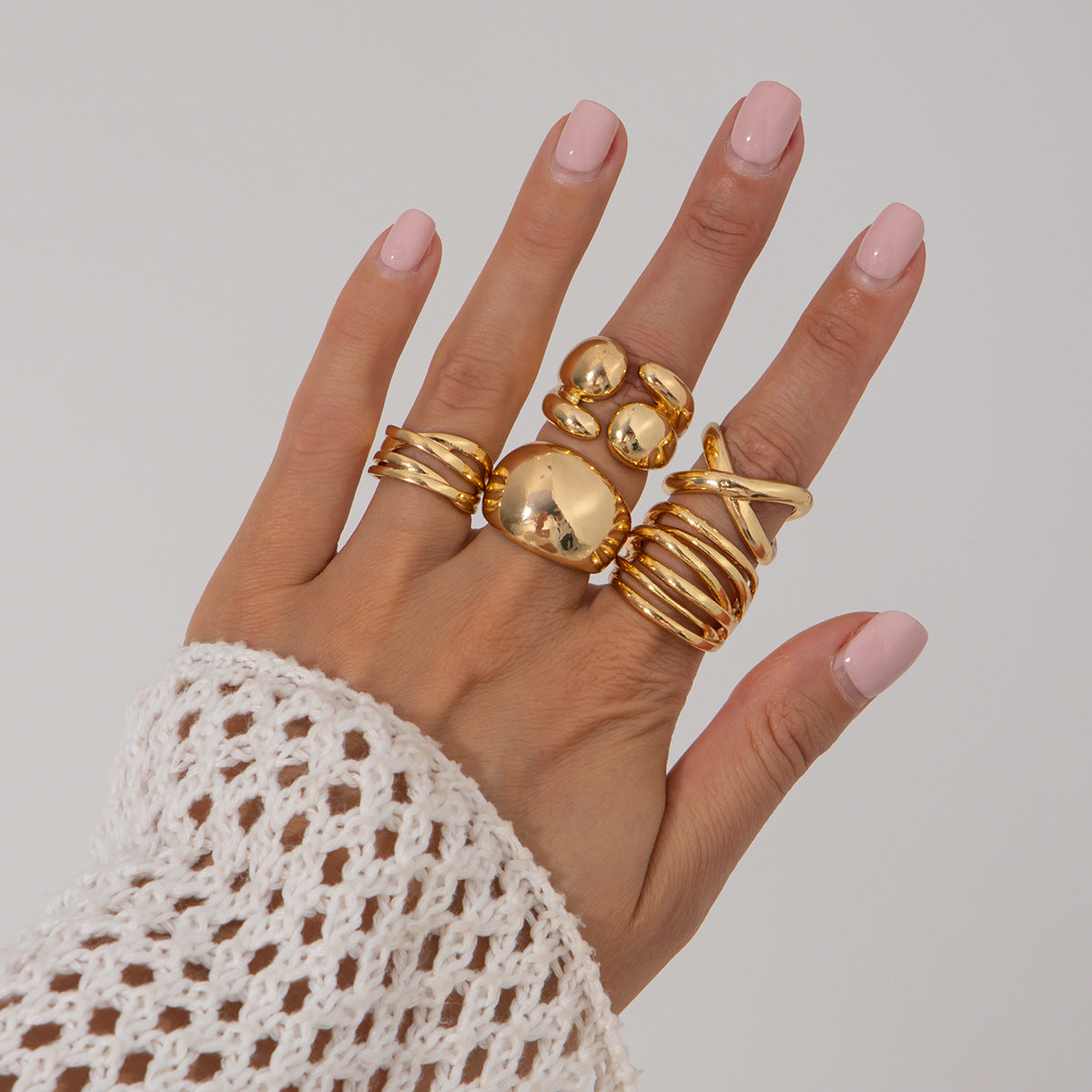 Juego de anillos geométricos minimalistas de aleación para mujer con acabado chapado, textura de arrugas líquidas y diseño apilable.