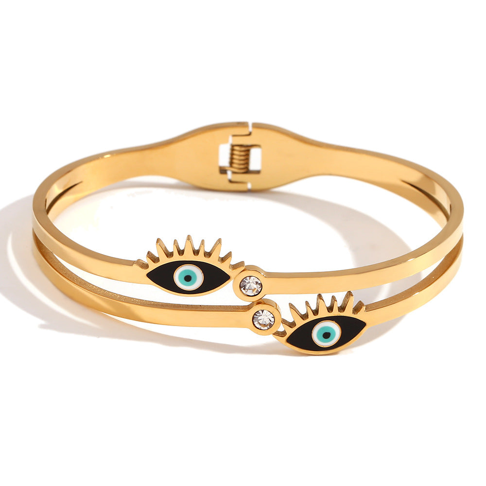 Bracciale minimalista di tendenza in acciaio inossidabile con placcatura in oro 18 carati e ciondolo a forma di occhio di Nazar micro-incastonato su chiusura a molla