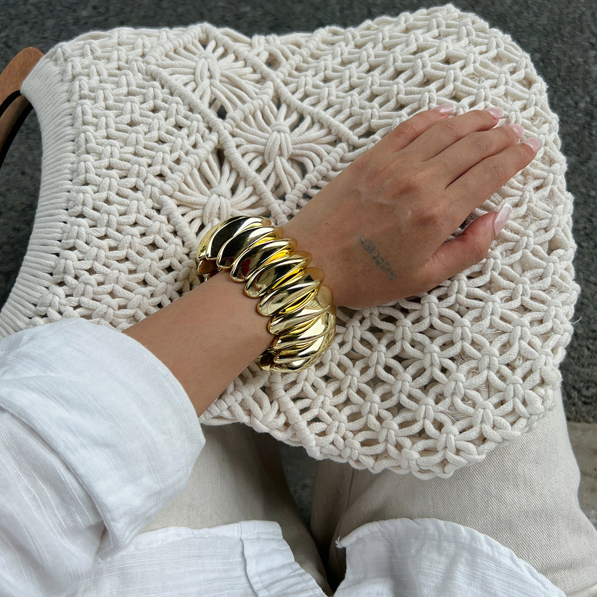 Pulsera de acrílico geométrica audaz con efecto jaspeado y banda flexible para mujer