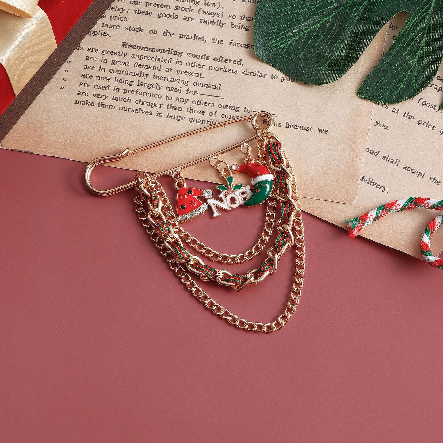 Diseño Original Pin Navideño Geométrico para Mujer con Acabado de Metal Bañado, Broche de Papá Noel para Fiestas, Accesorio de Regalo