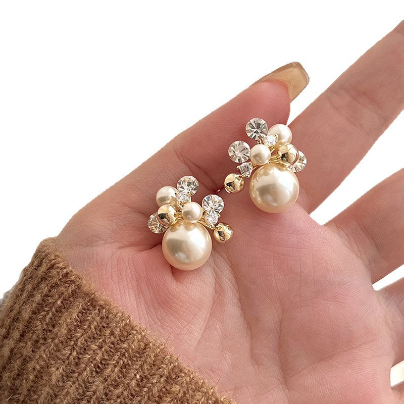 Aretes de perla con flor geométrica minimalista de lujo, poste de acero bañado en oro de 18 quilates y circonitas para mujer