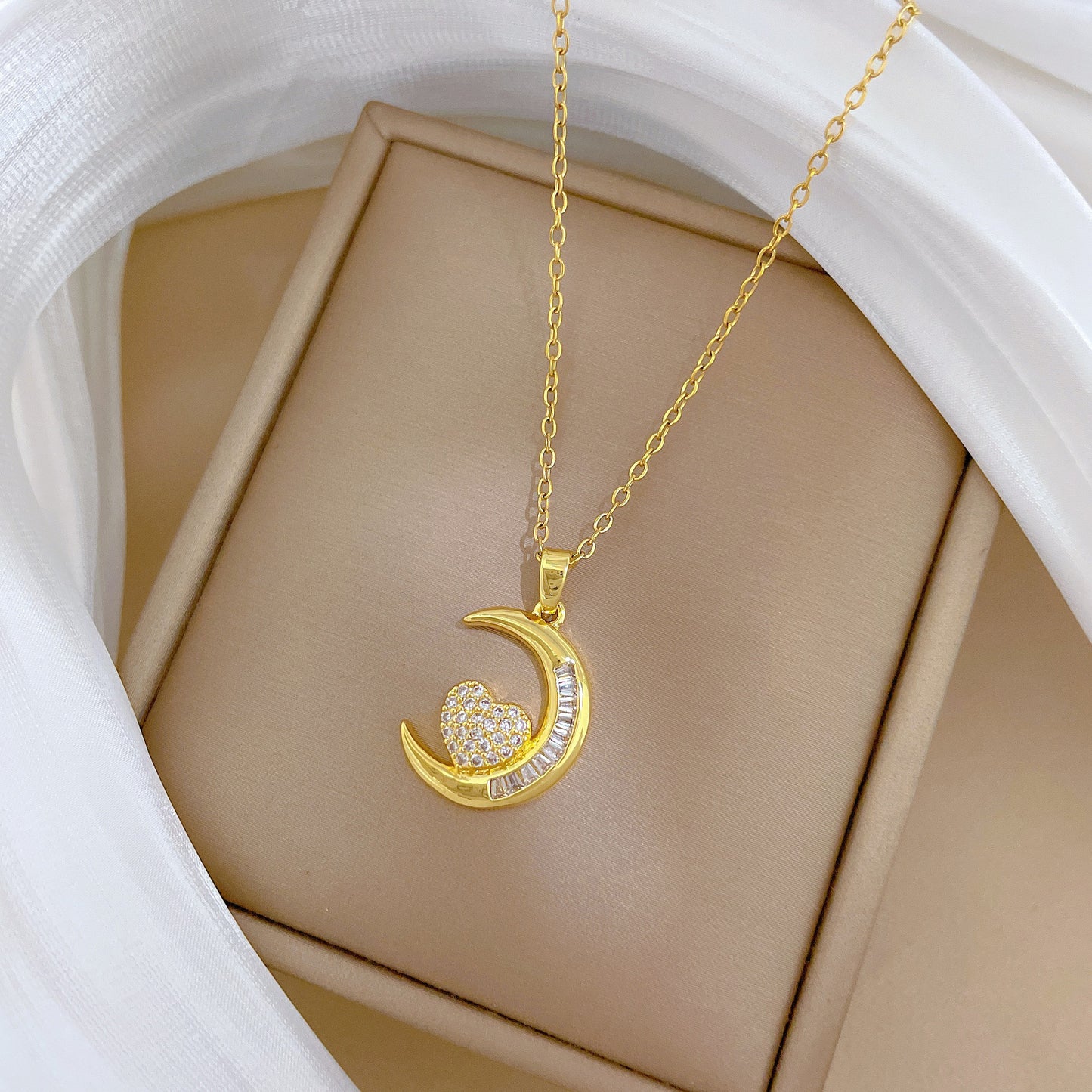 Collar con colgante de luna y corazón estilo dibujo animado para mujer, cadena de medallón de acero inoxidable con incrustaciones completas de pedrería
