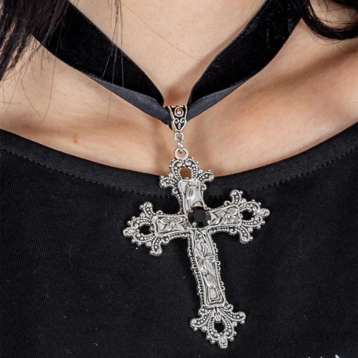 Collar con colgante de cruz estilo gótico para mujer, gargantilla floral hueca de aleación de zinc con acabado galvanizado