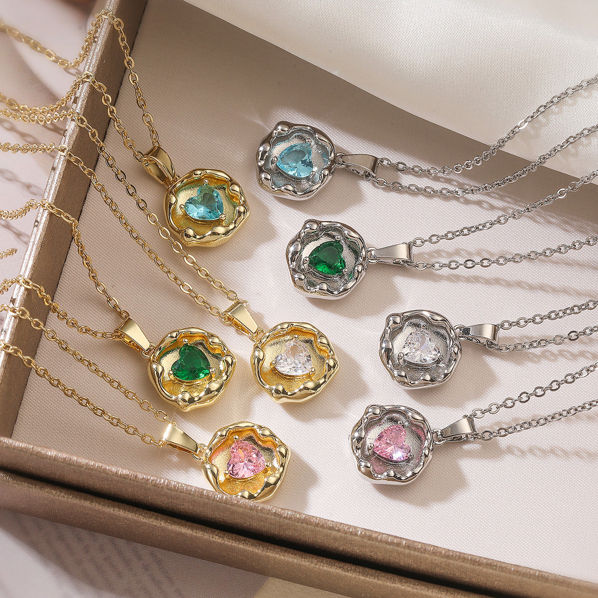 Minimalist Geometric Pendant Necklace for Women with Gold-Plated Copper and Zircon, Elegant Locket-Style Clavicle Chain