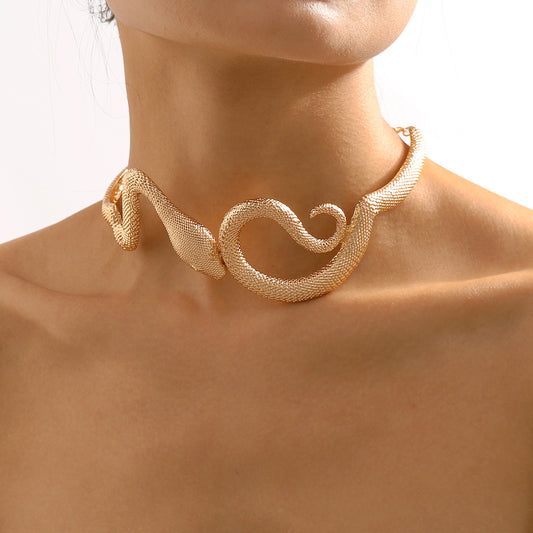 Collar de aleación con forma de serpiente geométrica dulce-vanguardista para mujer con textura artesanal y diseño vintage irregular de Hip-Hop