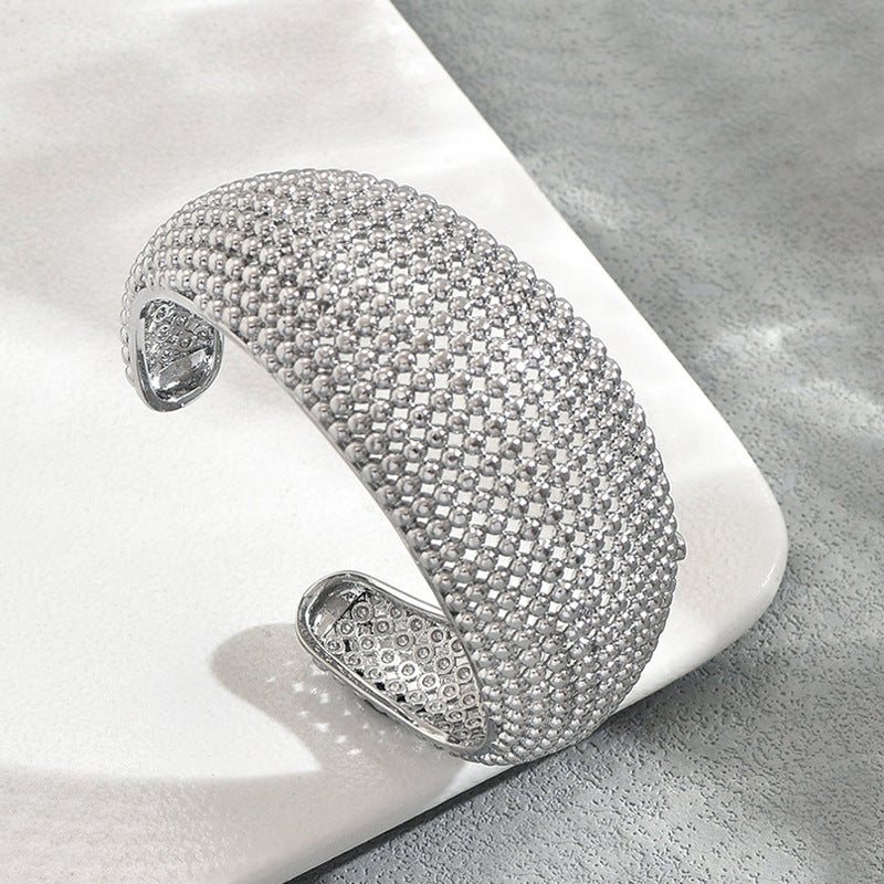 Set di gioielli placcati in lega di zinco con bracciale, orecchini e anello a forma geometrica traforata da donna