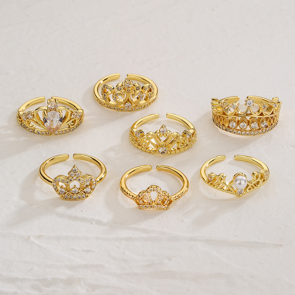 Anello Minimalista a Corona Geometrica da Donna in Ottone Placcato Oro 18K con Intarsio in Zirconia Cubica