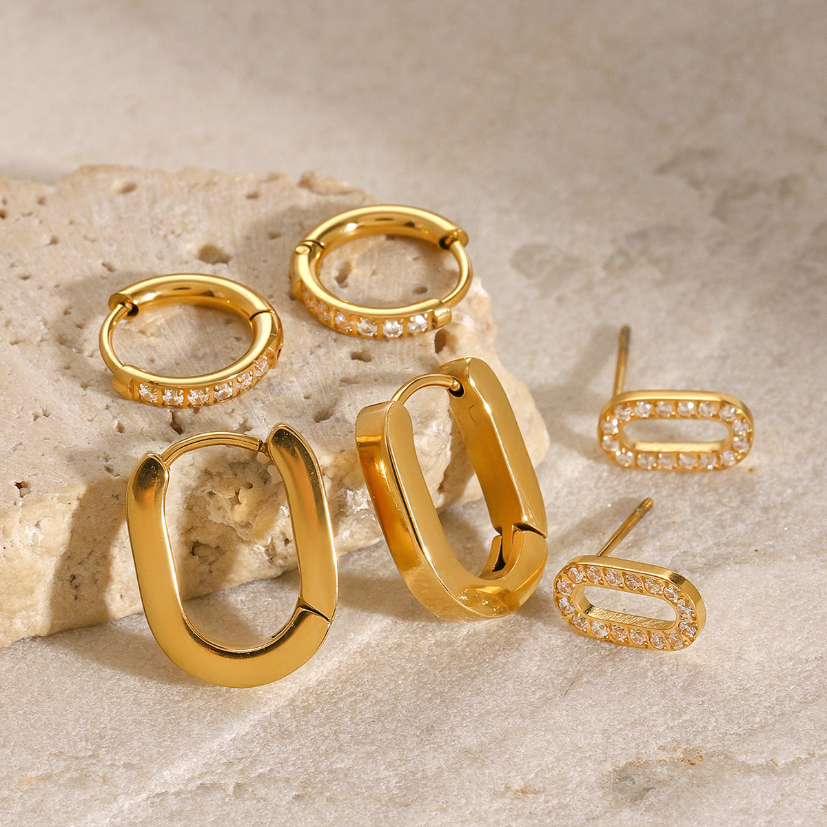 Eleganti orecchini a cerchio geometrici in acciaio inossidabile con accenti di strass, orecchini a perno in acciaio al titanio da donna