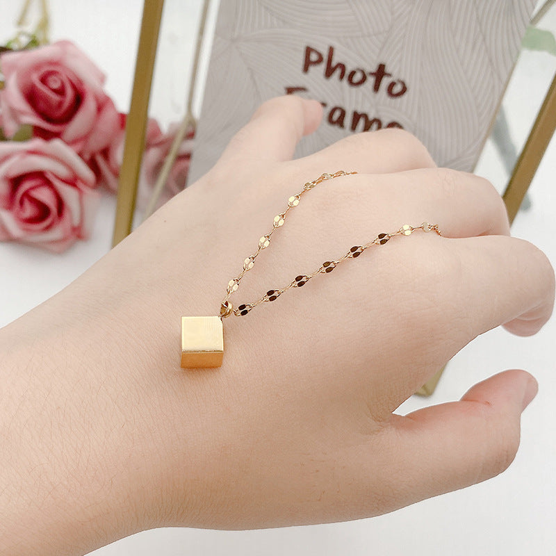 Collana a sospensione geometrica quadrata minimalista da donna in acciaio al titanio con catena a serpente placcata in oro