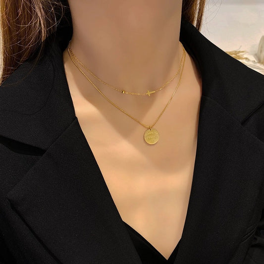 Collar con colgante geométrico minimalista de acero de titanio con acabado chapado para unisex, diseño de disco redondo de doble capa con acento de letras