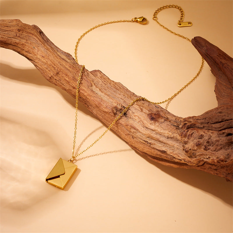 Collar con colgante en forma de sobre de moda de acero inoxidable chapado en oro para mujer