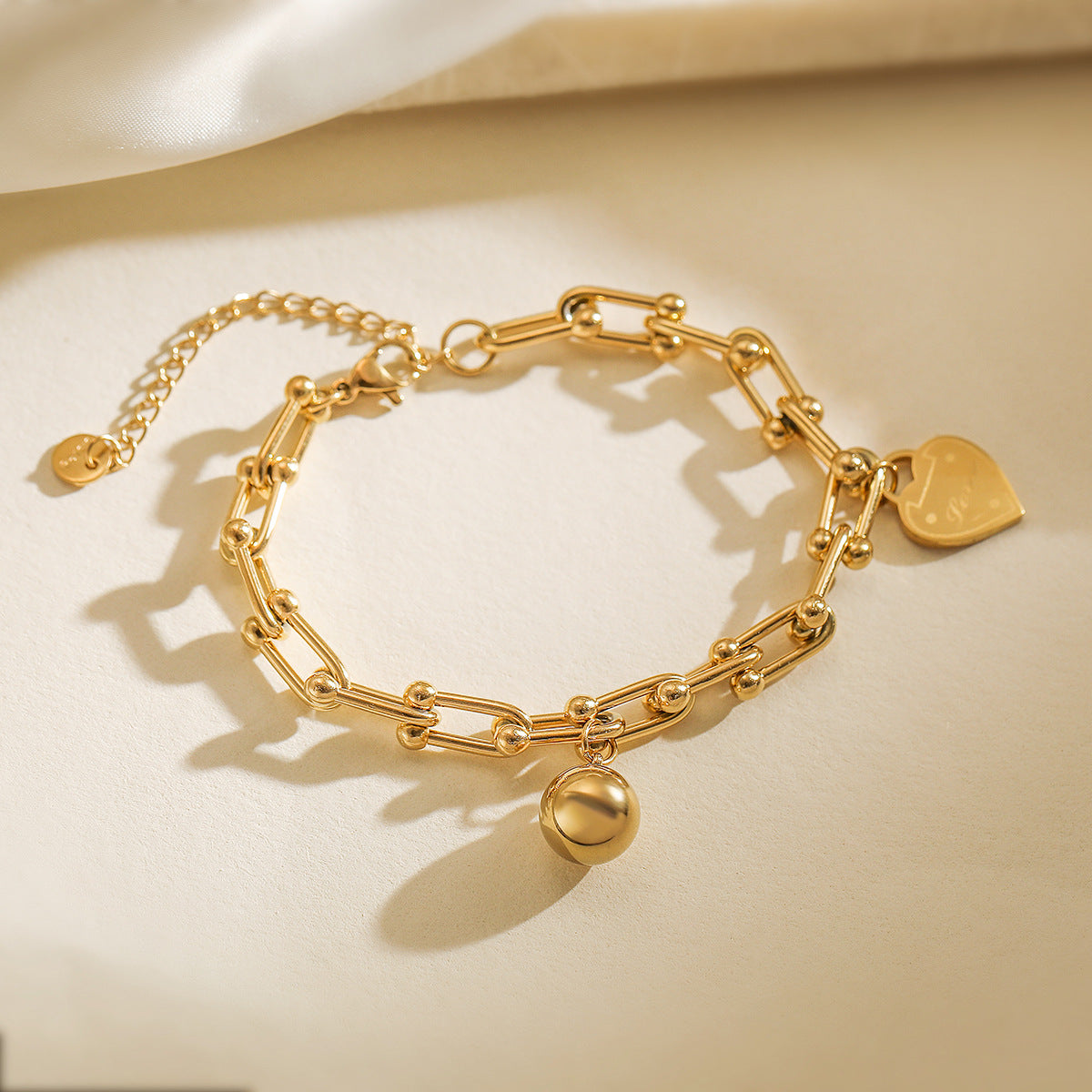 Bracciale da donna in acciaio inossidabile con ciondolo a cuore geometrico minimalista e finitura placcata