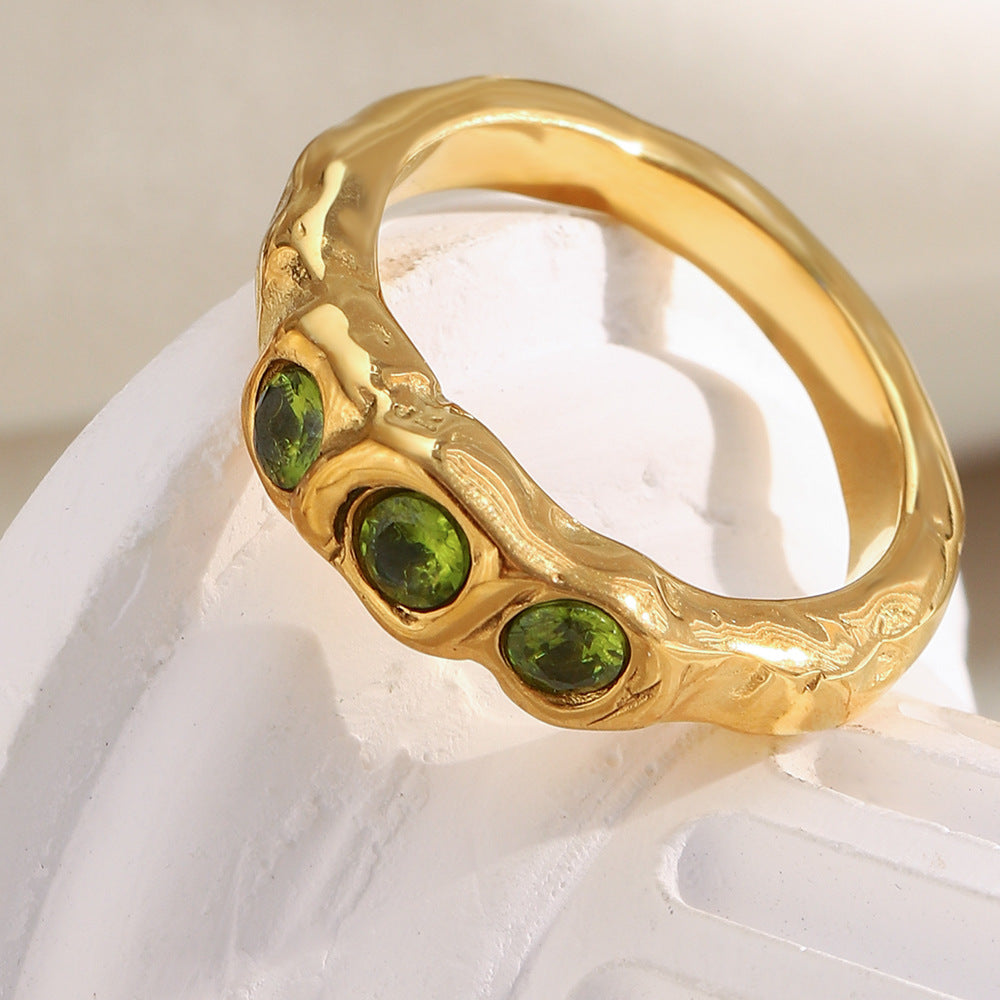 Anello da donna minimalista geometrico in acciaio inossidabile con placcatura in oro 18 carati e tre pietre di zirconi cubici