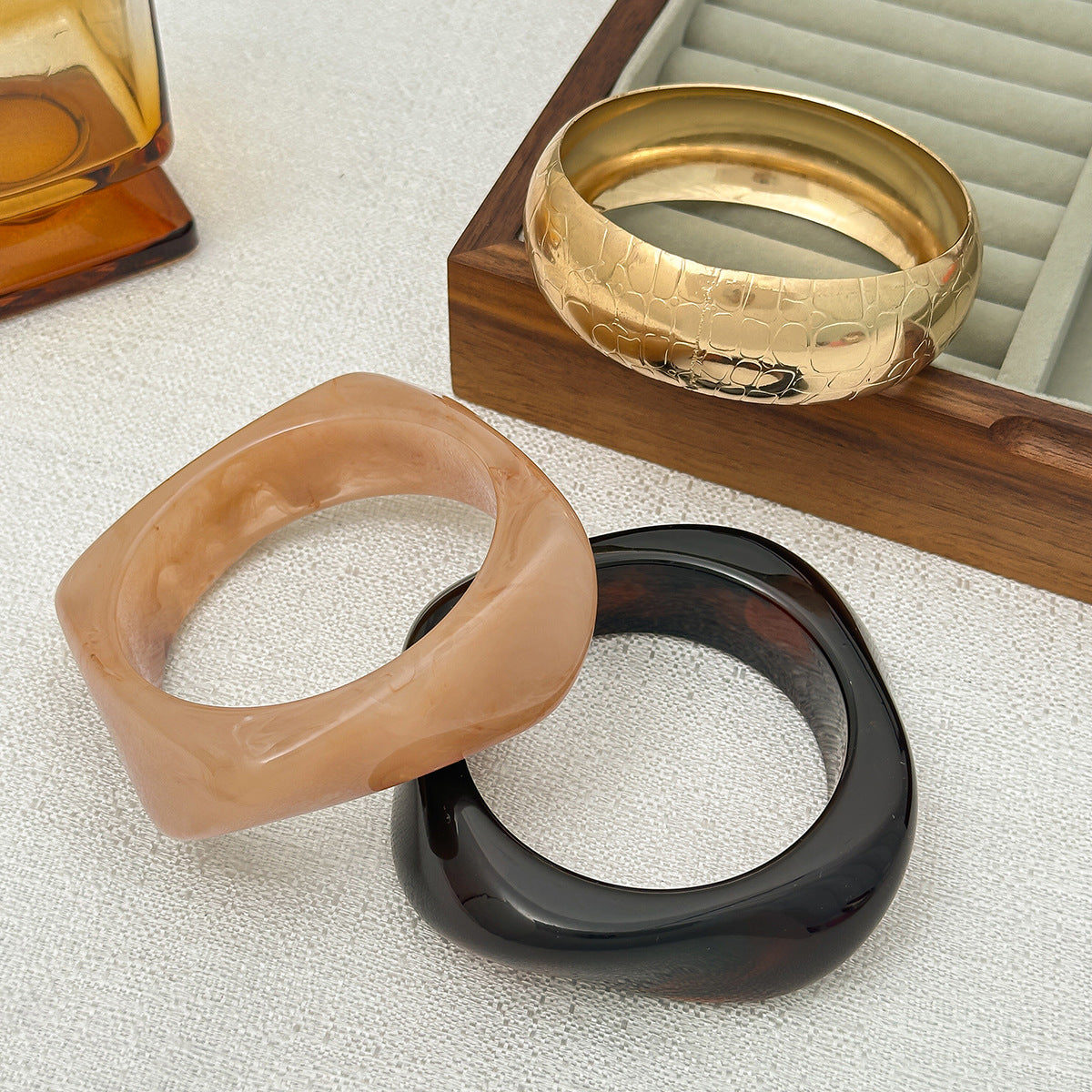 Elegant Geometric Round Gradient Striped Plated Iron Bracelet
