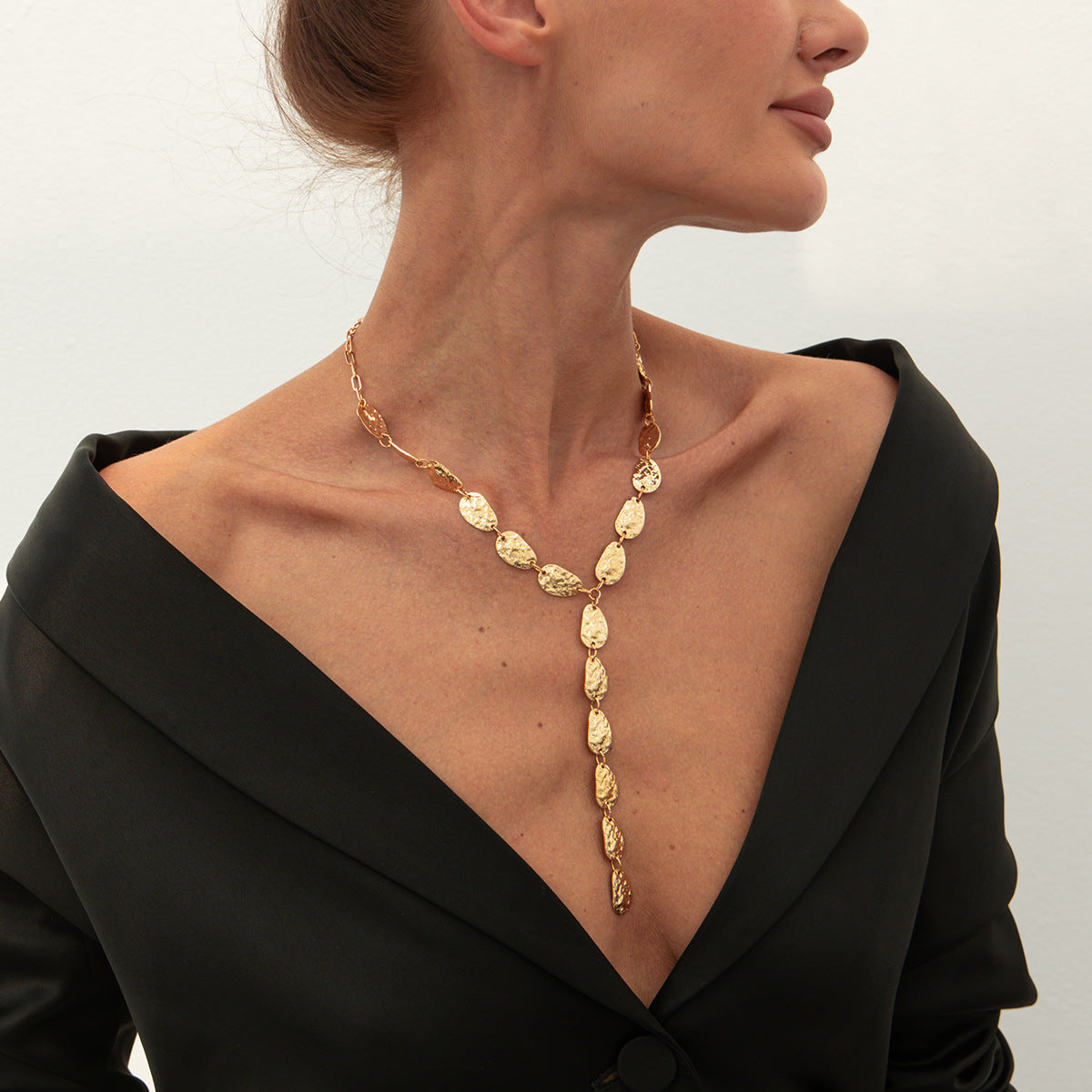 Collana a Y da donna con texture martellata irregolare, pendente geometrico in metallo con finitura placcata, catena lunga minimalista alla clavicola