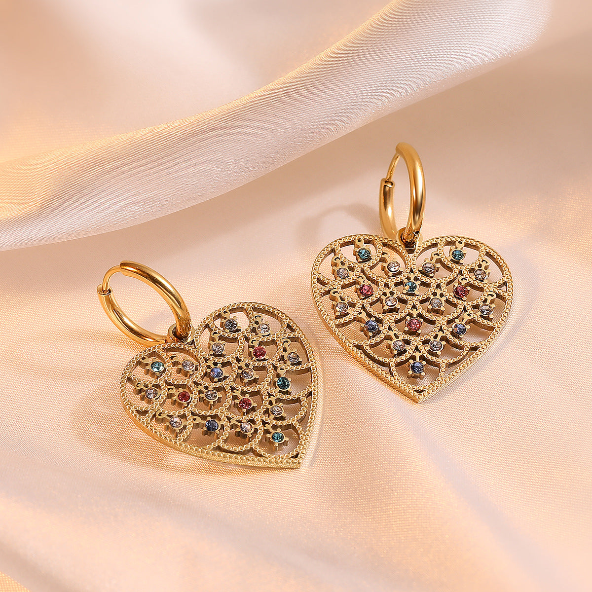 Orecchini a Cuore in Acciaio al Titanio Stile Vintage con Placcatura in Oro Autentico e Intarsio di Zirconi per Donna