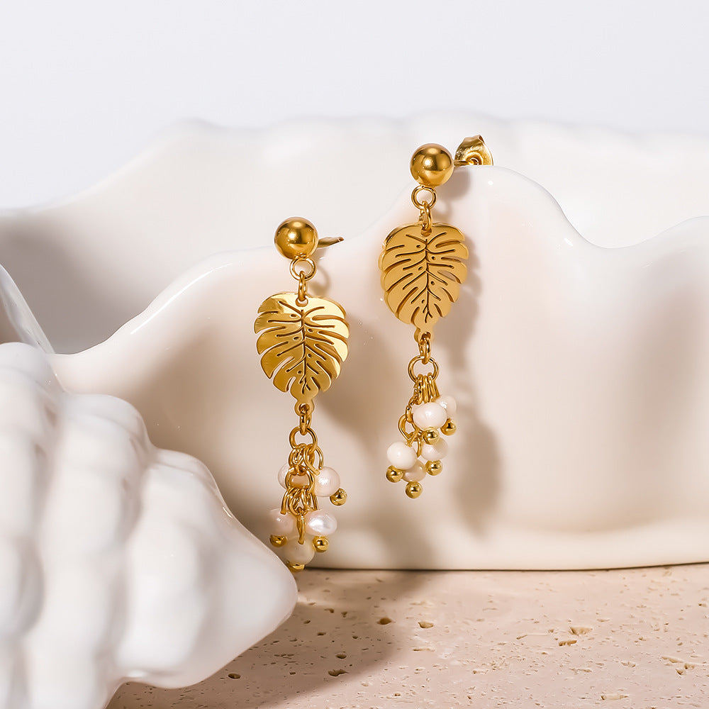 Pendientes Minimalistas de Acero Inoxidable en Forma de Hoja con Baño de Oro de 18K y Perla Natural Incrustada para Mujer