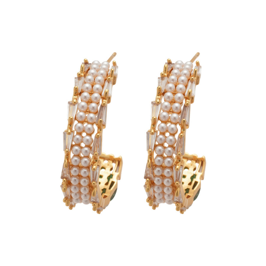 Pendientes Minimalistas Geométricos en Forma de C con Perlas, Incrustaciones de Zirconia y Postes de Plata Bañados en Oro para Mujer