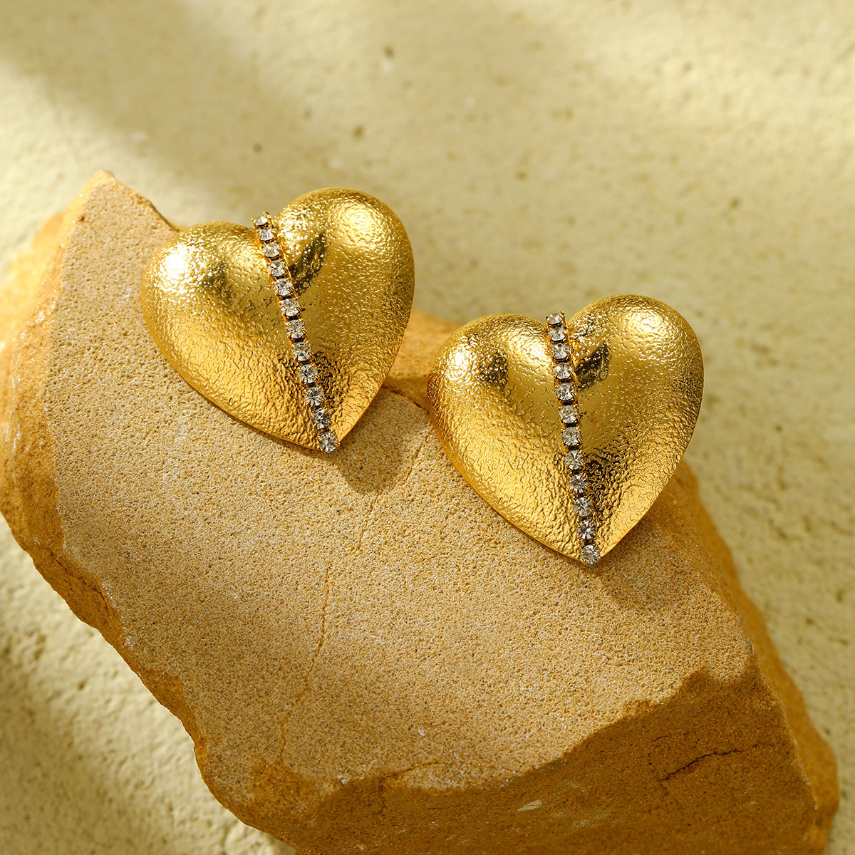 Pendientes de Acero Inoxidable con Forma de Corazón Estilo Vintage con Incrustaciones de Pedrería para Mujer, Pendientes de Tuerca de Titanio Chapados en Oro de 18K