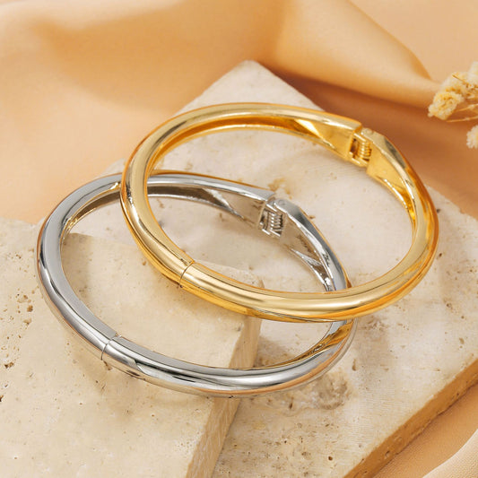 Chunky Irregular Geometric Alloy Spring Bracelet with Polished Finish for Men and Women