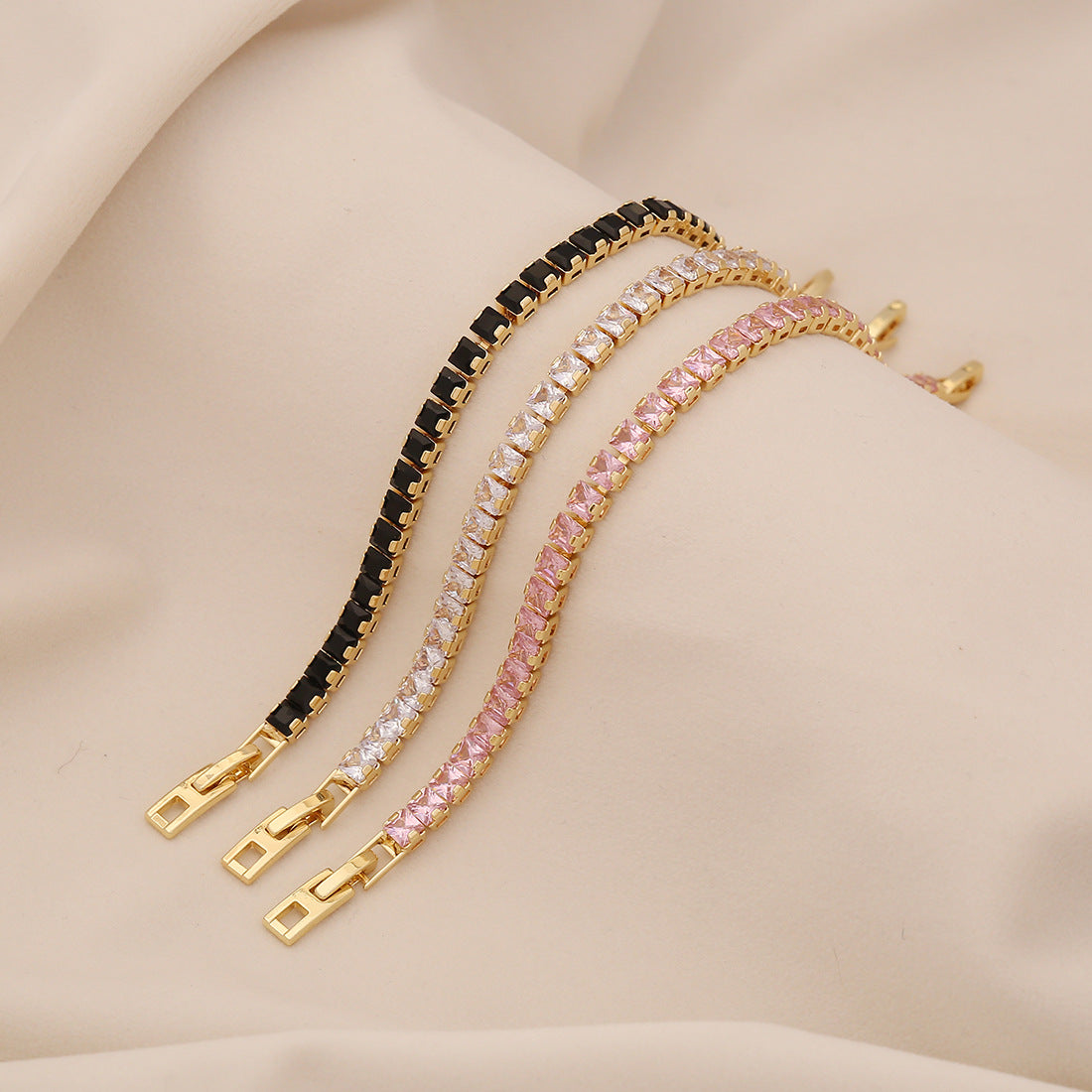 Bracciale quadrato geometrico alla moda da donna con zirconi intarsiati, accessorio chic minimalista da ufficio