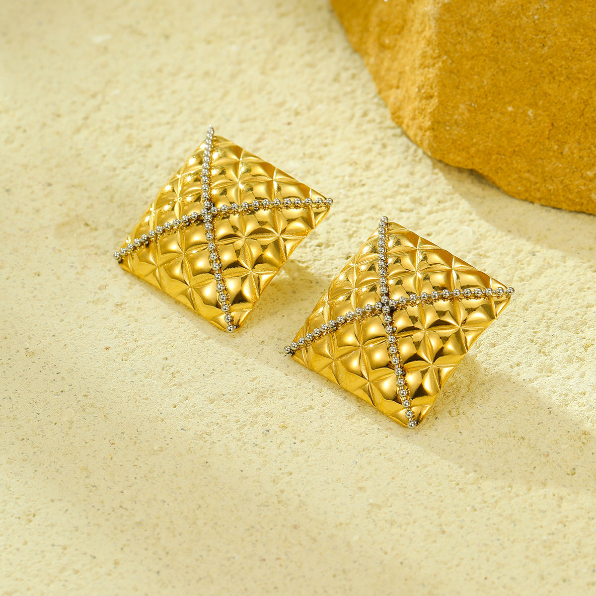Pendientes de botón cuadrados a cuadros de acero inoxidable con circonitas engastadas para mujer, con chapado en oro y atractivo minimalista de lujo
