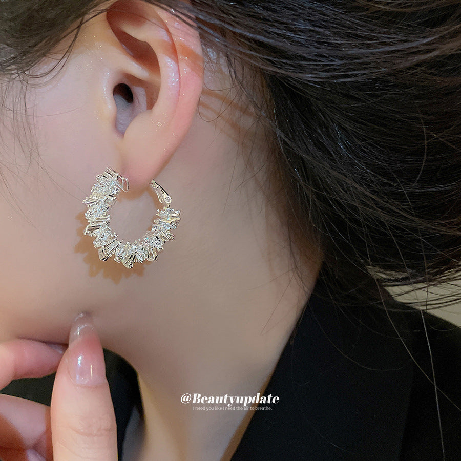 Pendientes redondos minimalistas de geometría irregular con pedrería para mujer con base de cobre y postes de acero inoxidable