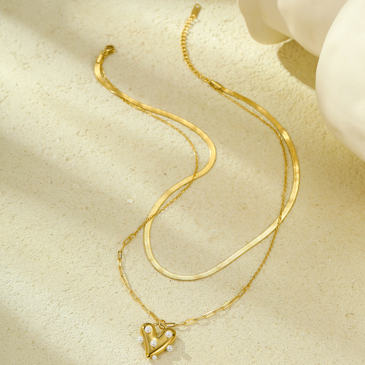 Juego de collar y pendientes de acero inoxidable con forma de corazón vintage, chapado en oro de 18 quilates al vacío y detalles de perlas