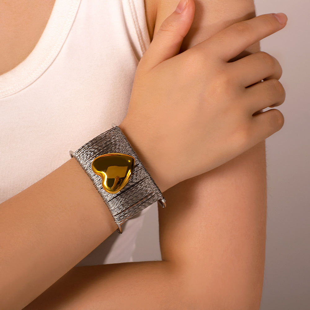 Bracciale minimalista in acciaio inossidabile con placcatura in oro 18 carati, accento a forma di cuore, gioiello da donna audace e unico