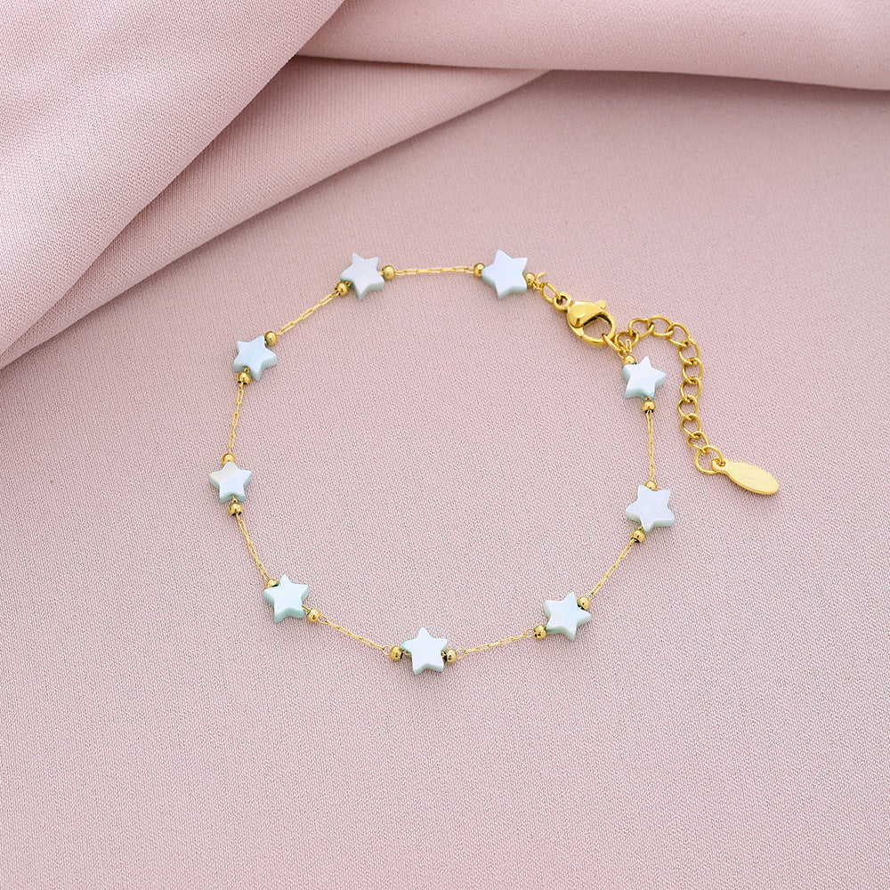 Elegante pulsera unisex de acero titanio con forma de concha y acabado chapado, ideal para atuendos casuales y de negocios en verano.