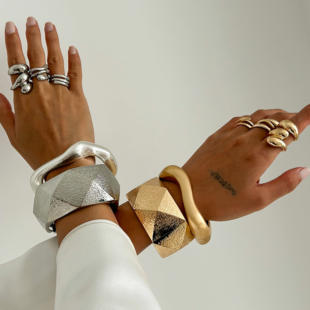 Bracciale da donna in lega opaca sfaccettata geometrica Cyberpunk con finitura galvanica e design a trama irregolare