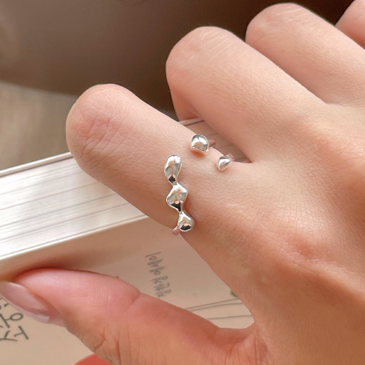 Anello aperto da donna in argento sterling 925 con forma geometrica irregolare minimalista e design a linee pulite