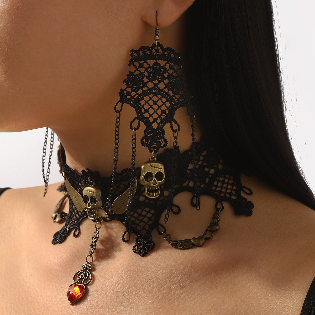 Conjunto de gargantilla y pendientes de encaje gótico atrevido con colgante de calavera de aleación sobre base de hierro con flecos