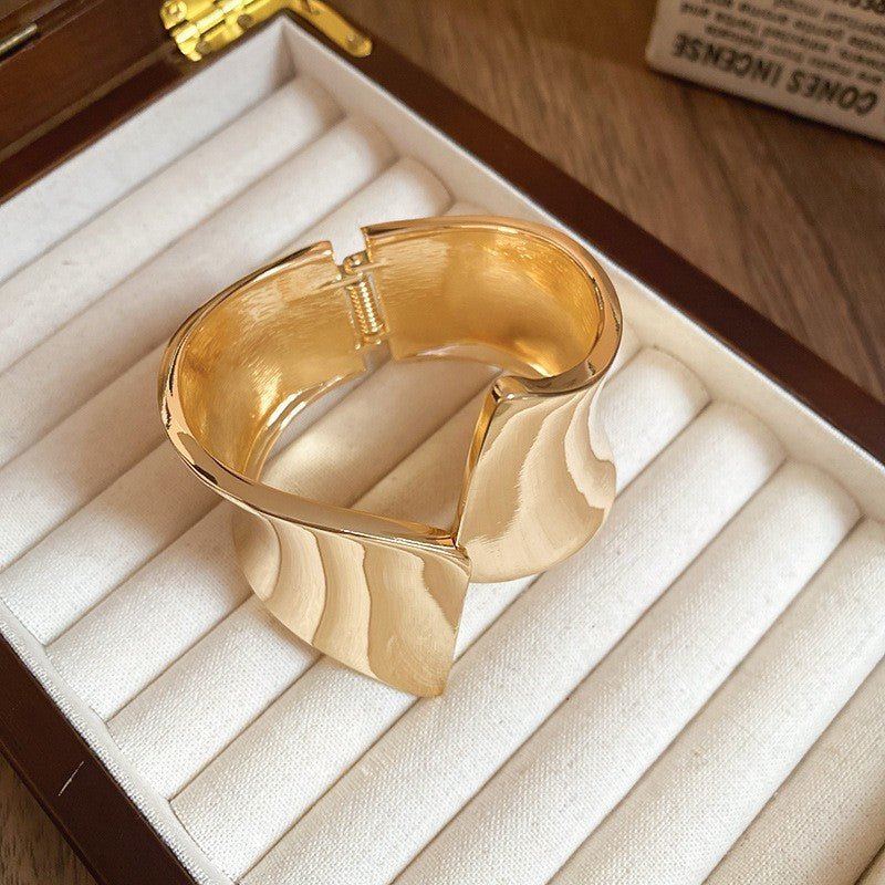Pulsera Cóncava Irregular Minimalista para Mujer en Aleación de Latón con Acabado Galvánico