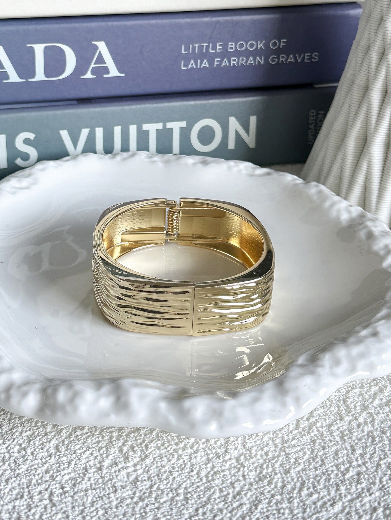 Elegant Geometric Square Resin Hammered Plated Gradient Bangle Bracelet