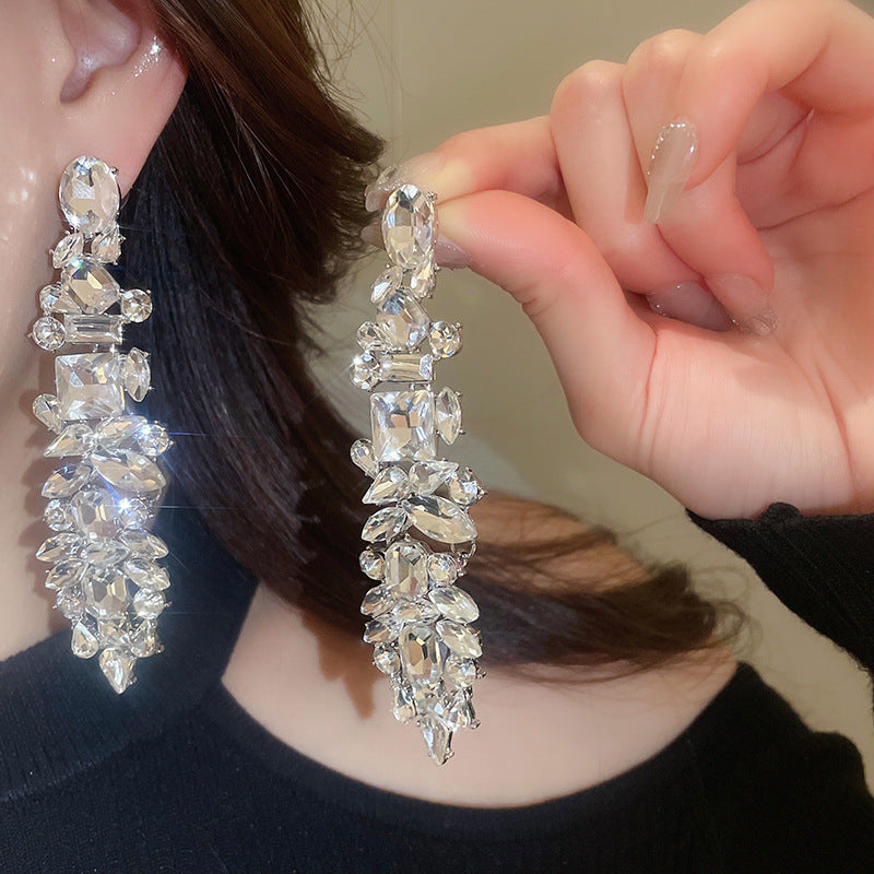 Orecchini a perno di lusso con lega geometrica irregolare e intarsio di strass, placcati argento, alla moda e versatili da donna