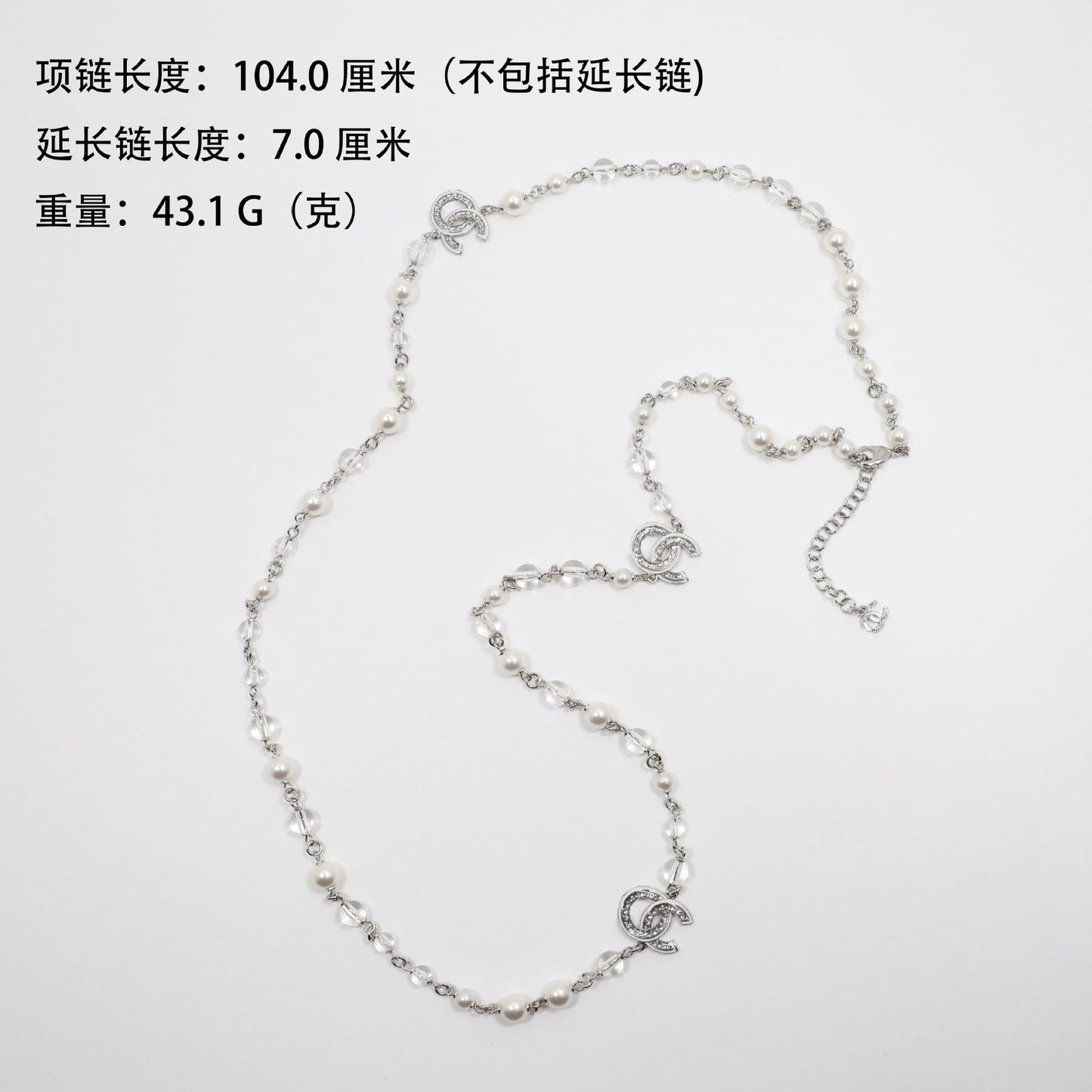 Collana da donna lussuosa ed elegante con lettera in strass e perle acriliche