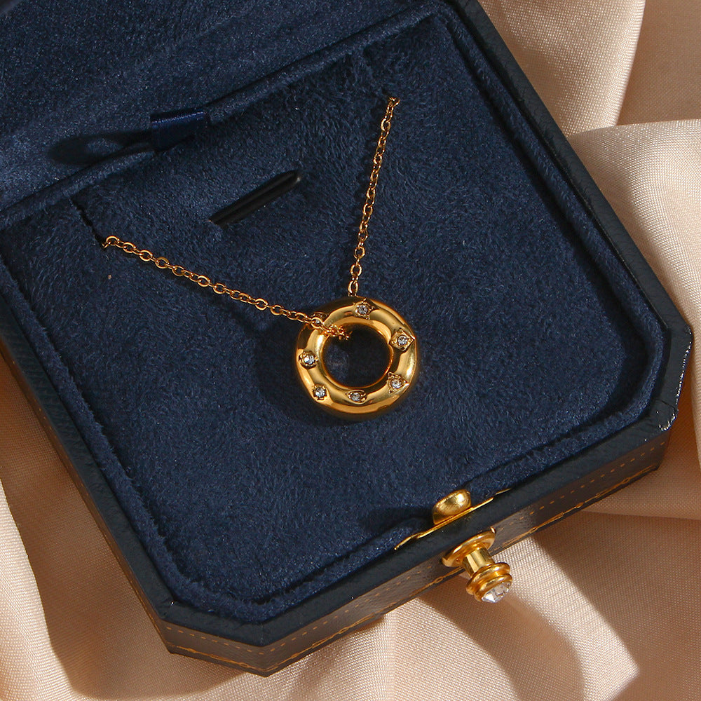 Fashionable Geometric Stainless Steel Plated 18K Gold Zircon-Detailed Donut Pendant Necklace for Women