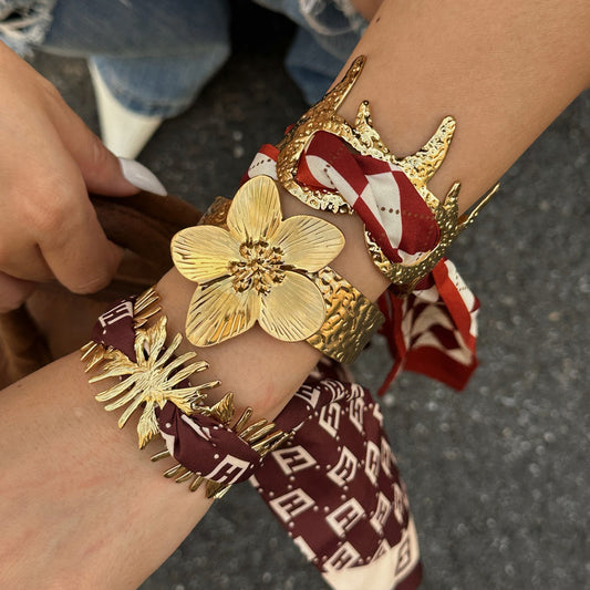 Elegante set di braccialetti da donna in acciaio inossidabile placcato con texture floreale