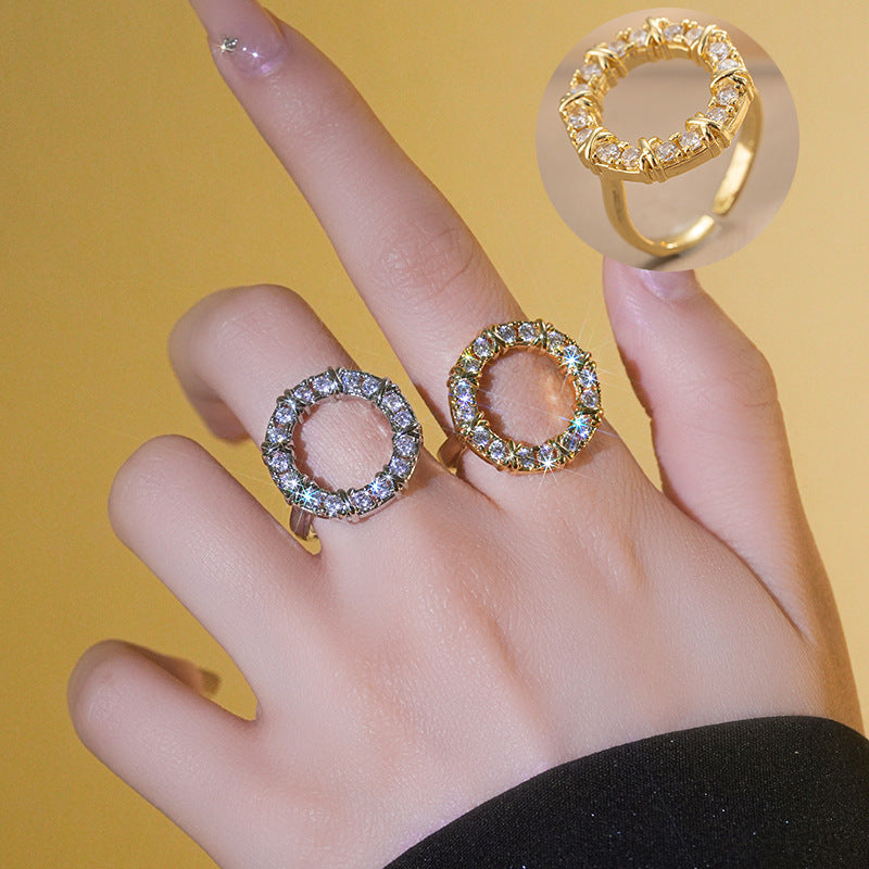 Anello minimalista geometrico in rame placcato oro con zirconi per donna