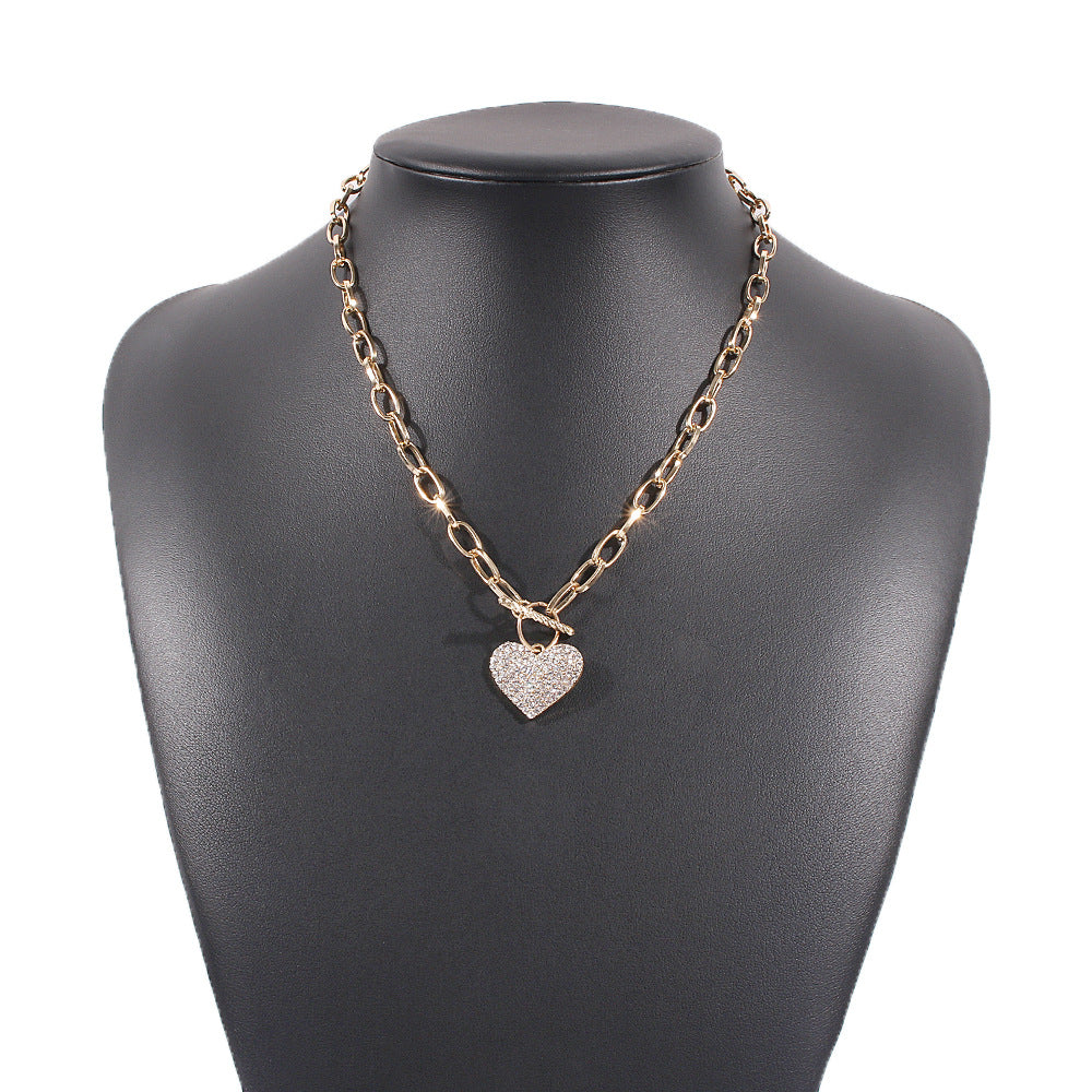 Collar de aleación con forma de corazón estilo Punk con incrustaciones de diamantes de imitación y acabado chapado en oro