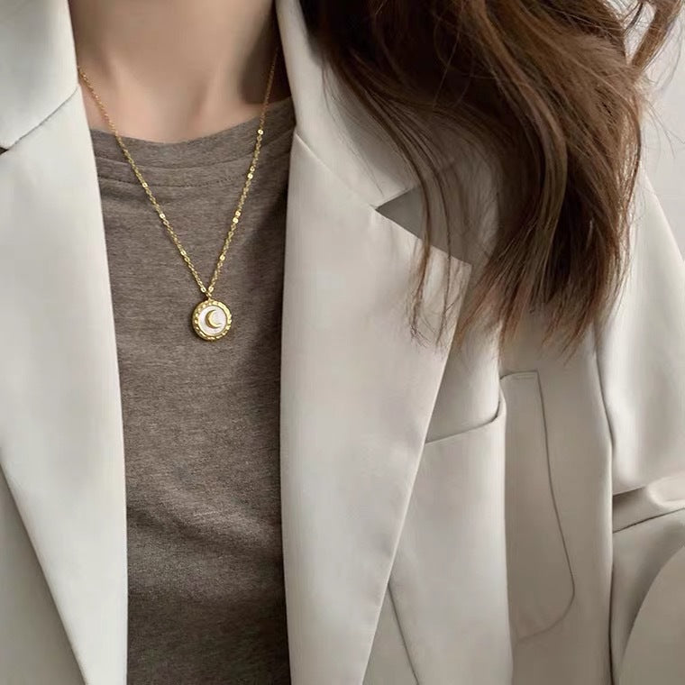 Collana Pendente Luna Crescente Minimalista con Madreperla per Donna in Acciaio al Titanio Catena Serpente Delicata Gioielleria per Clavicola