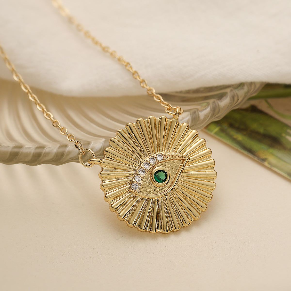 Collana Pendente Minimalista Retrò Occhio di Allah da Donna in Rame con Placcatura in Oro 18K e Intarsio in Zirconi