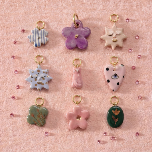 Barra de dijes chapada en aceite por goteo de latón con corazón floral vintage